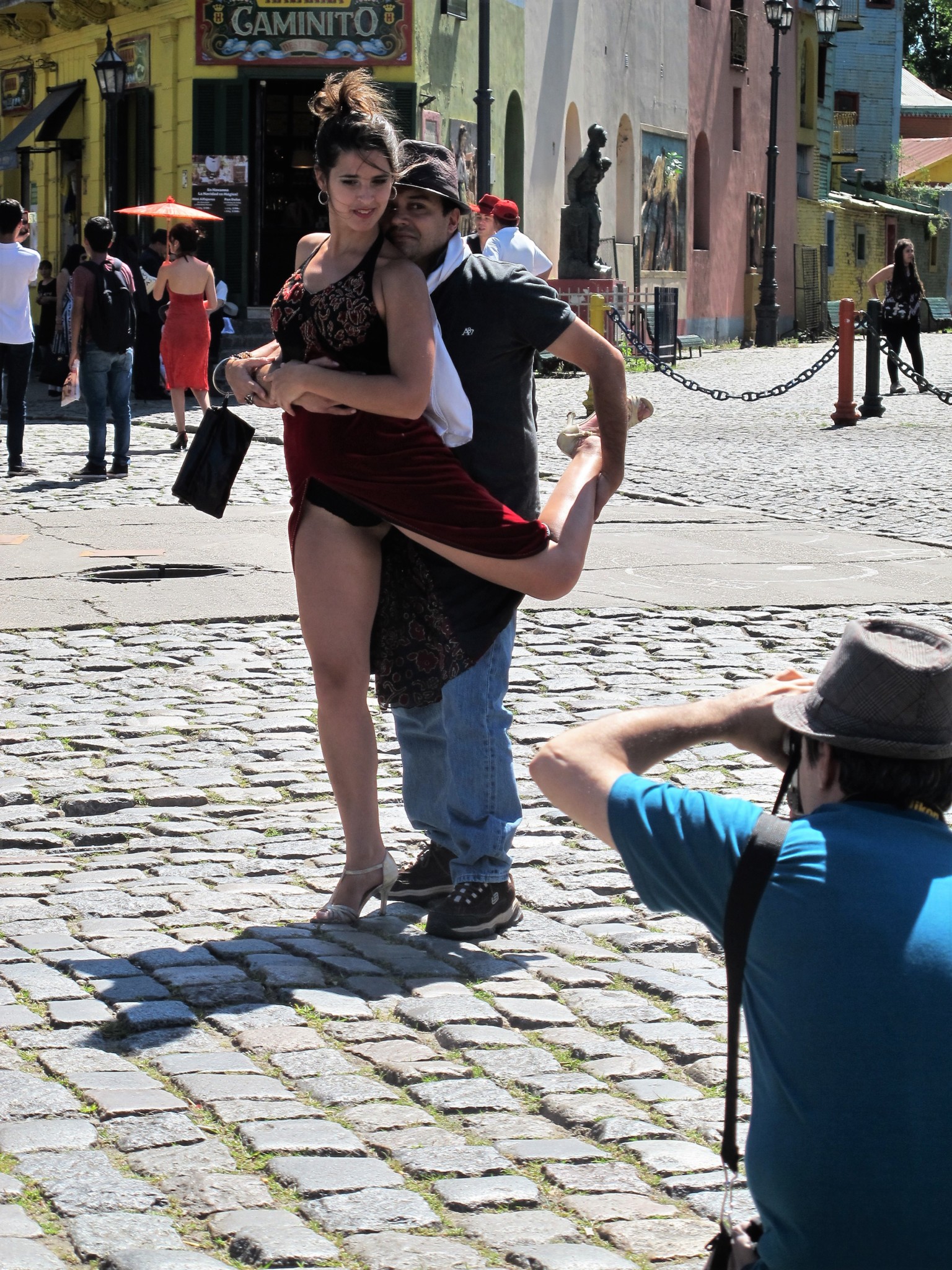 Tangotänzerin in Pose mit Tourist